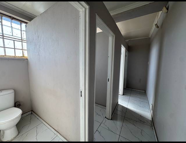 1,200M² WAREHOUSE FOR SALE IN ROODEPOORT CENTRAL